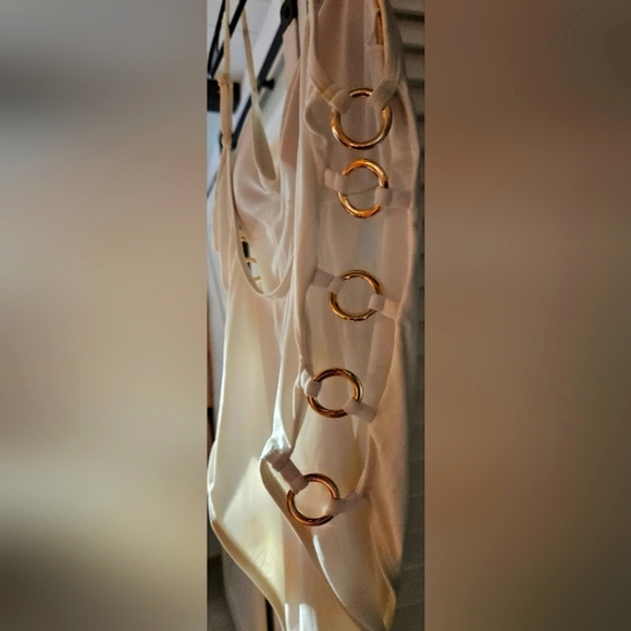 🌟White Cabana Del Sol One-Piece Cut Out Bathingsuit with Gold Accent Rings🌟 - Picture 3 of 5